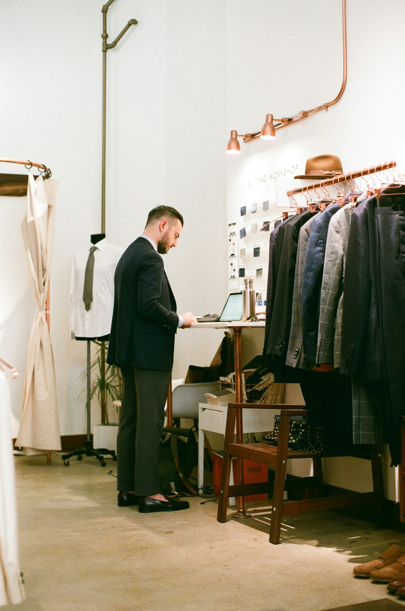 Interior de loja de moda masculina com alfaiataria e peças elegantes